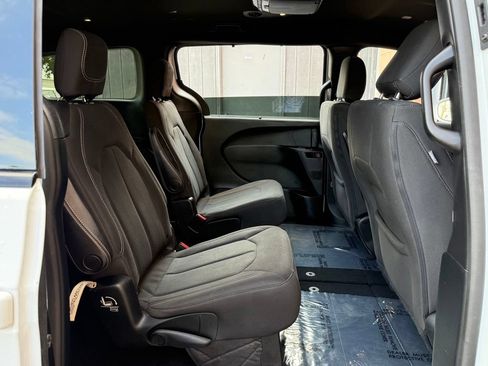 Used 2019 Chrysler Pacifica Touring Plus w/ Advanced Safetytec Group FWD image 19