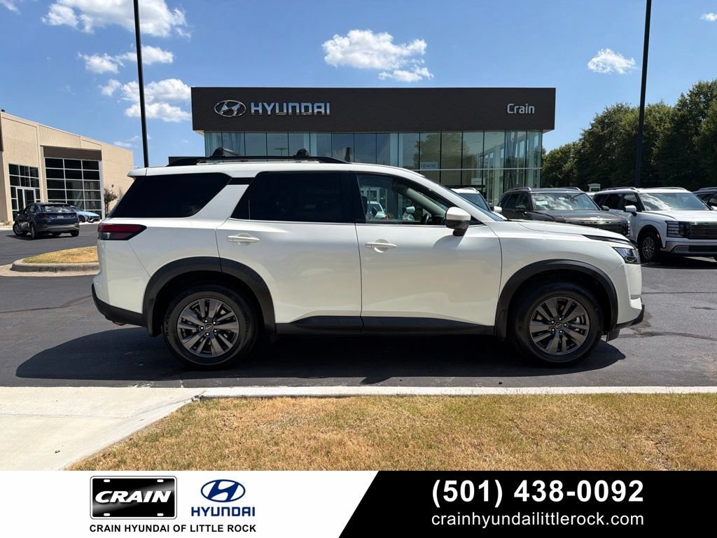 Used 2022 Nissan Pathfinder SV FWD image 1