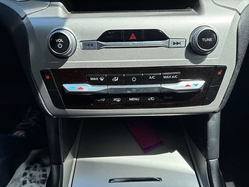 Used 2022 Ford Explorer XLT AWD/4WD image 16