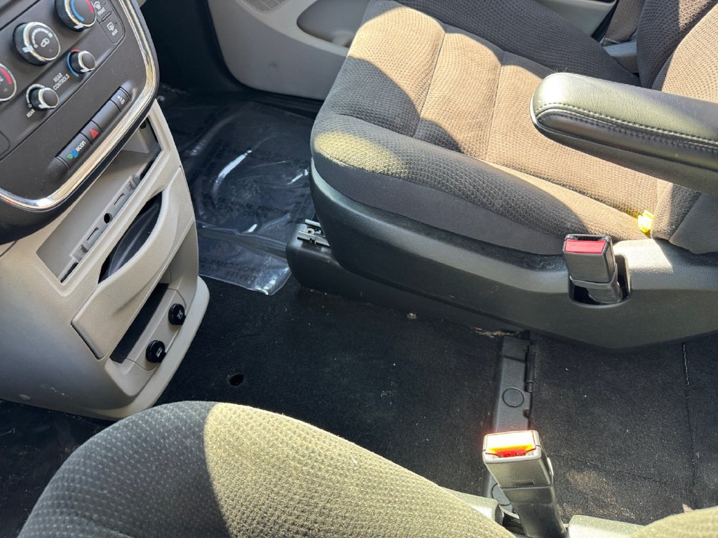 Used 2018 Dodge Grand Caravan SE FWD image 25