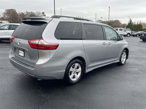 Used 2018 Toyota Sienna LE image 6