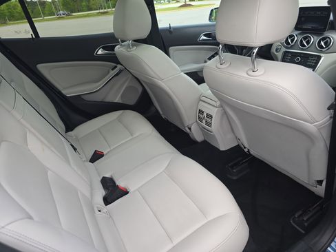 Used 2020 Mercedes-Benz GLA 250 4MATIC w/ Premium Package image 11