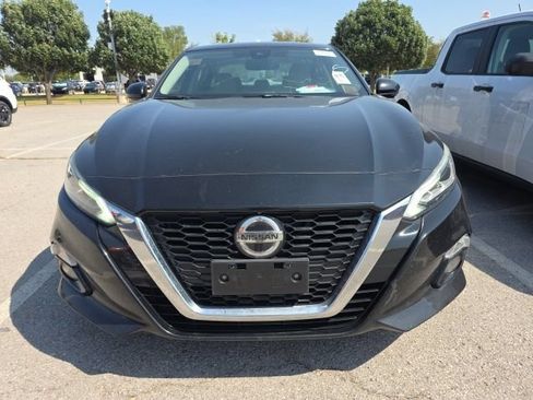 Used 2019 Nissan Altima 2.5 Platinum FWD image 2