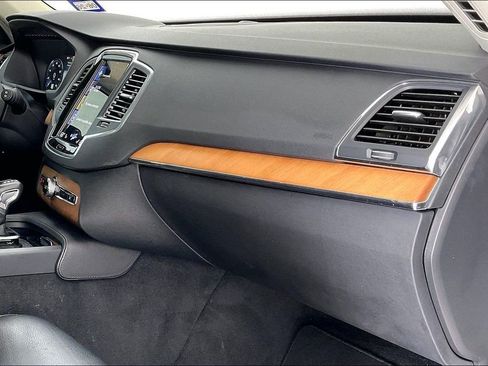 Used 2022 Volvo XC90 T5 Momentum w/ Climate Package image 19