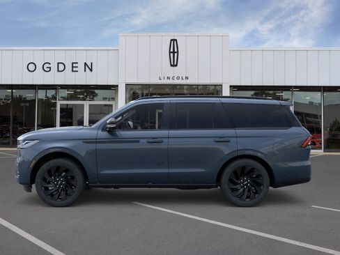 New 2026 Lincoln Navigator Reserve w/ Jet Appearance Package AWD/4WD image 3