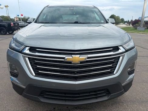 Used 2023 Chevrolet Traverse LT w/ LT Premium Package FWD image 2