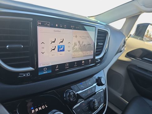 Used 2024 Chrysler Pacifica Touring-L image 21