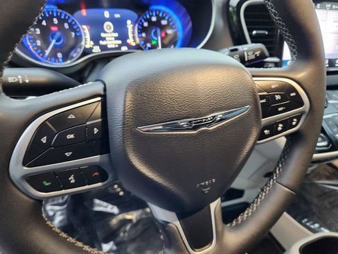 Used 2024 Chrysler Pacifica Touring-L image 20