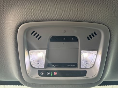 Used 2020 Chevrolet Traverse Premier FWD image 17