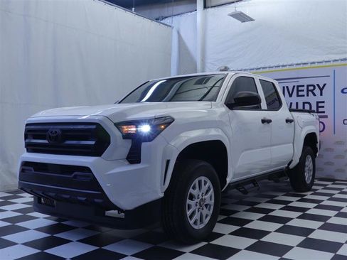 Used 2025 Toyota Tacoma SR RWD image 4