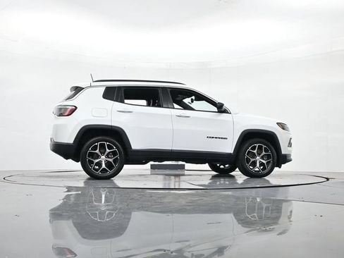 Used 2024 Jeep Compass Latitude AWD/4WD image 32