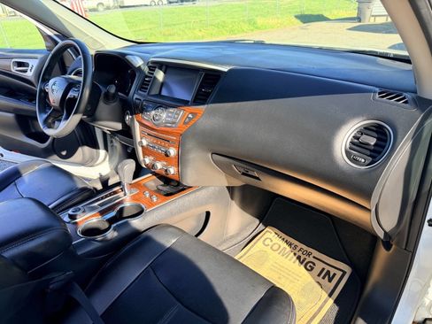Used 2017 Nissan Pathfinder Platinum w/ Family Entertainment Package image 20