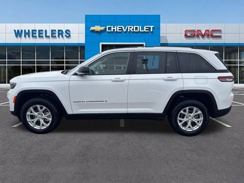Used 2023 Jeep Grand Cherokee Limited w/ Luxury Tech Group II image 2