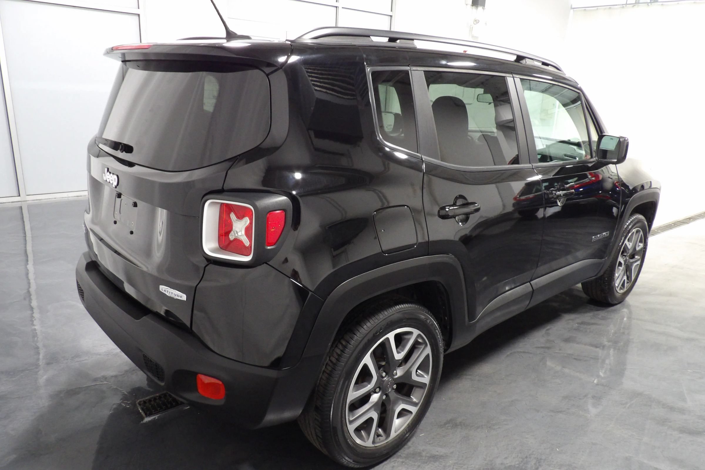 Used 2017 Jeep Renegade Latitude w/ Cold Weather Group AWD/4WD image 4