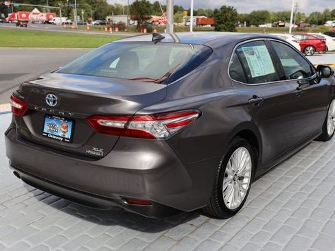 Used 2018 Toyota Camry XLE image 5