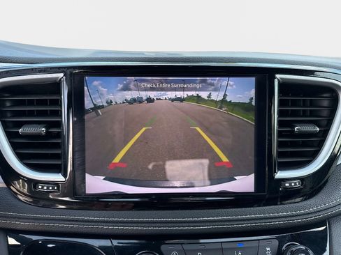 Used 2025 Chrysler Pacifica Limited FWD image 25