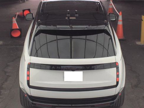 Used 2025 Land Rover Range Rover SE image 11