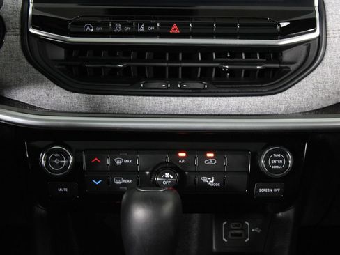 Used 2024 Jeep Compass Latitude w/ Sun and Sound Group AWD/4WD image 21