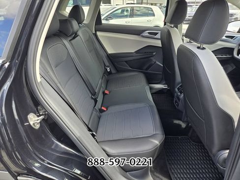 Used 2025 Volkswagen Taos SE FWD image 17