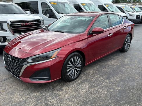 Used 2023 Nissan Altima 2.5 SV FWD image 3