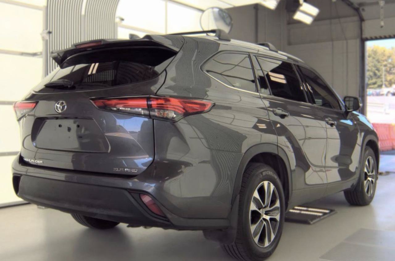 Used 2022 Toyota Highlander XLE AWD/4WD image 2