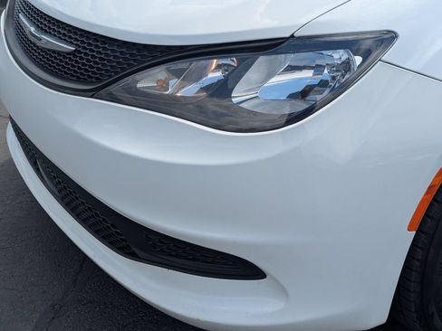 Used 2022 Chrysler Voyager LX FWD image 12