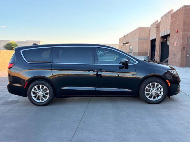 Used 2026 Chrysler Pacifica Limited FWD image 9