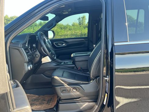 Used 2023 GMC Yukon XL SLT w/ SLT Premium Package AWD/4WD image 13