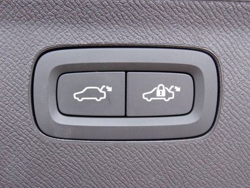 Certified 2025 Volvo XC90 B6 Plus image 33