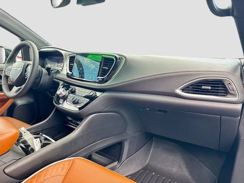 Used 2024 Chrysler Pacifica Pinnacle FWD image 38