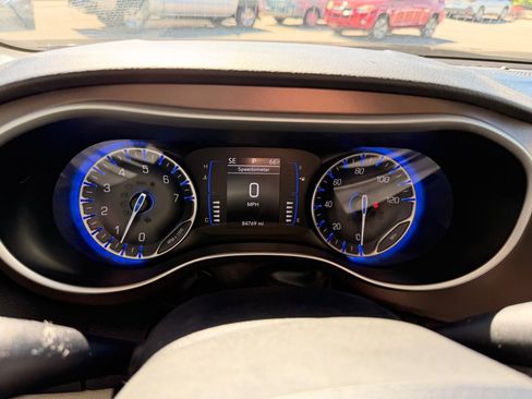 Used 2018 Chrysler Pacifica Touring Plus w/ Tire & Wheel Group FWD image 24