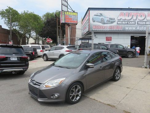 Used 2014 Ford Focus SE w/ Equipment Group 201A FWD image 2