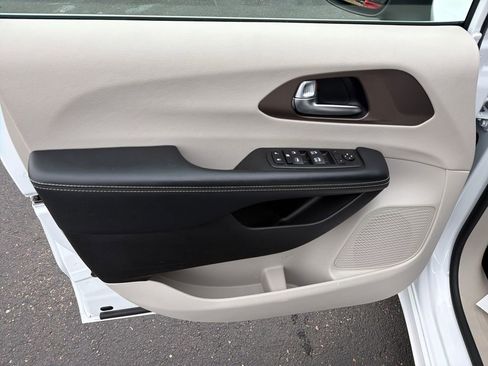 Used 2022 Chrysler Voyager LX image 10