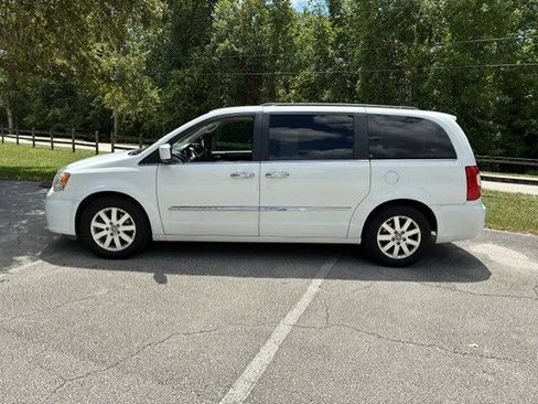 Used 2016 Chrysler Town & Country Touring w/ Driver Convenience Group FWD image 12