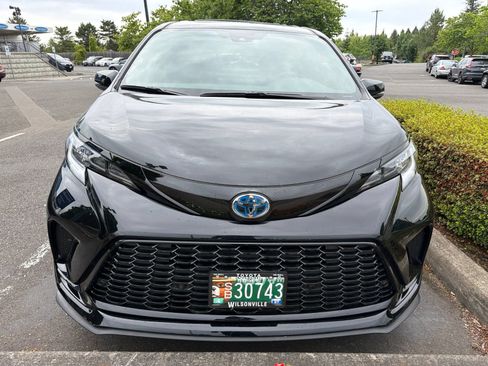 Used 2025 Toyota Sienna XSE w/ XSE Premium Package AWD/4WD image 2