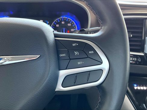Used 2017 Chrysler Pacifica Touring-L FWD image 11