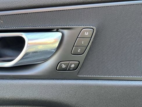 Used 2020 Volvo XC60 T5 Momentum image 27