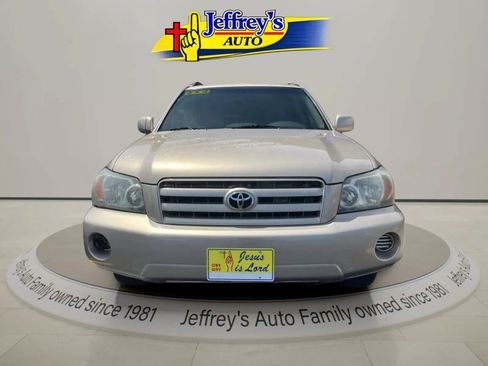 Used 2005 Toyota Highlander 4WD V6 w/ 3rd Row image 4