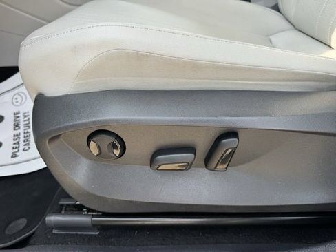 Used 2023 Volkswagen Tiguan SE image 13