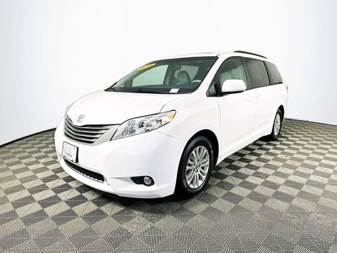 Used 2011 Toyota Sienna XLE image 5