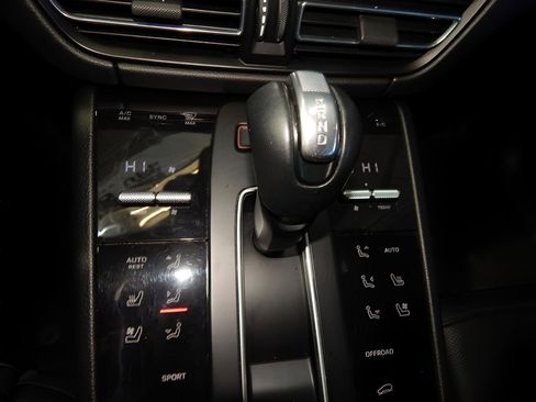 Used 2022 Porsche Macan AWD/4WD image 32