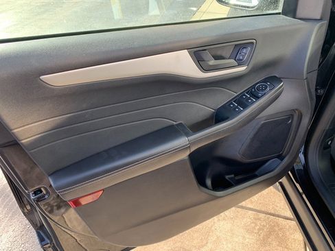 Used 2022 Ford Escape SE w/ SE Sport Appearance Package image 19