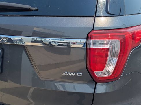 Used 2018 Ford Explorer XLT w/ Equipment Group 202A AWD/4WD image 5
