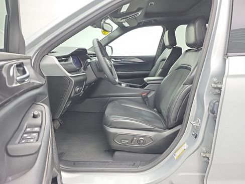 Used 2023 Jeep Grand Cherokee L Laredo AWD/4WD image 14