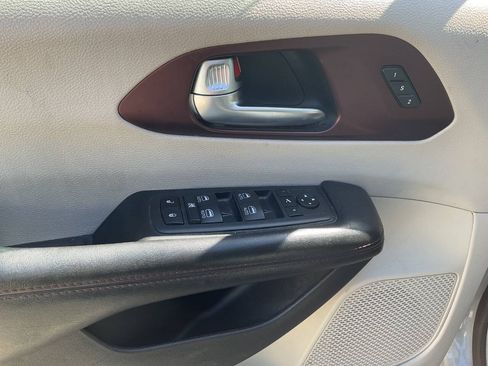 Used 2020 Chrysler Pacifica Limited FWD image 16