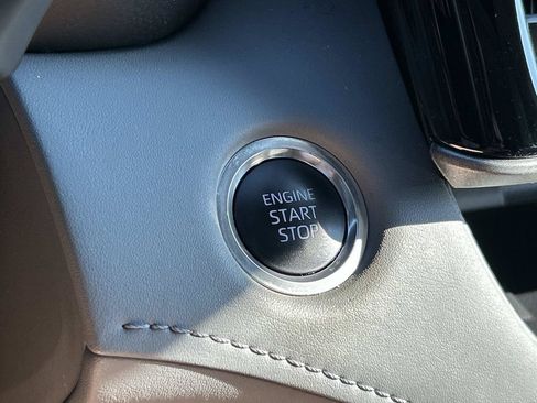Used 2025 Toyota Highlander XLE FWD image 36
