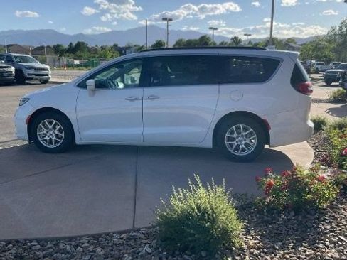 Used 2022 Chrysler Pacifica Touring-L FWD image 3