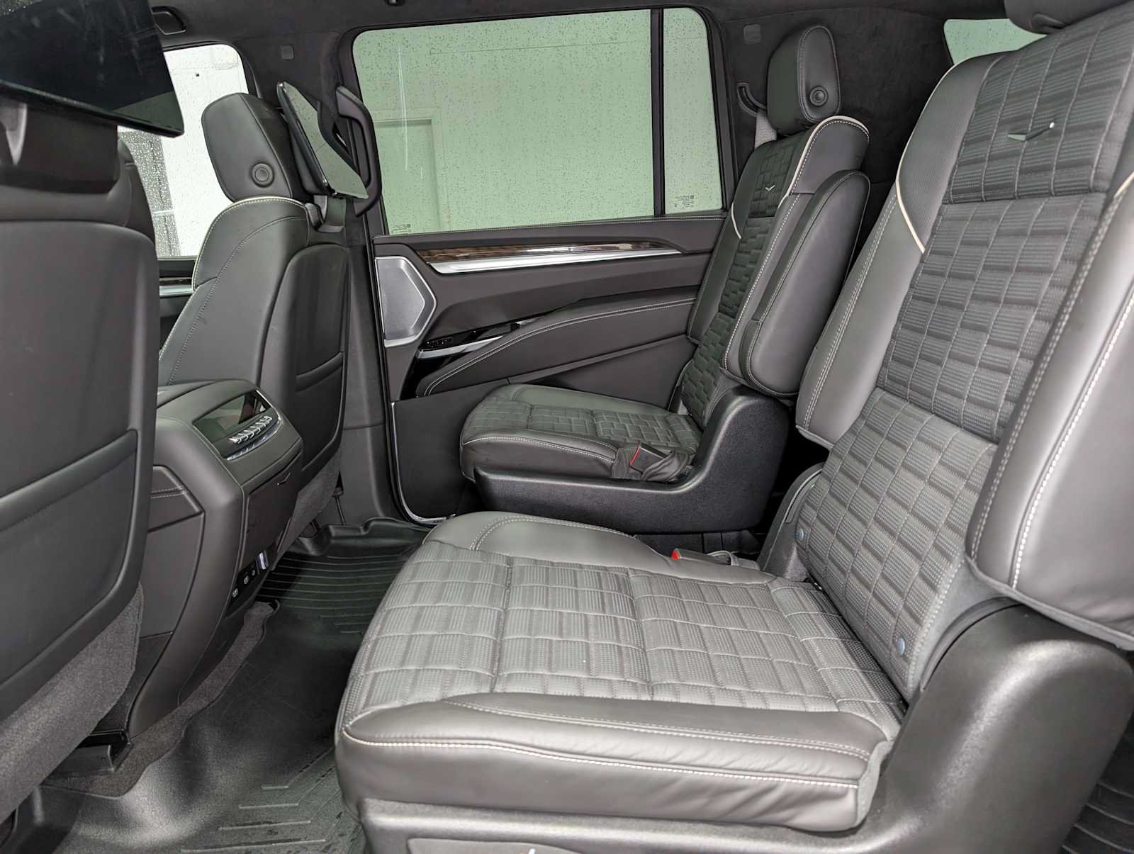 Certified 2026 Cadillac Escalade ESV Platinum Sport w/ LPO, ONYX Package AWD/4WD image 25