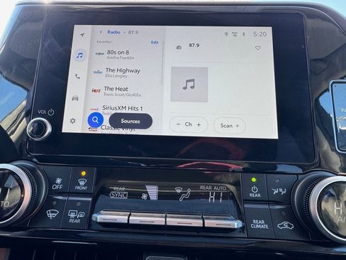 Used 2025 Toyota Highlander XLE image 14