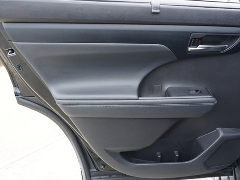 Used 2022 Toyota Highlander XLE FWD image 32